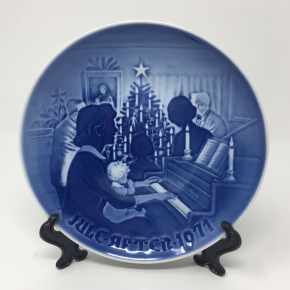 1971 Bing & Grondahl “Christmas at Home” - Picture 1 of 5